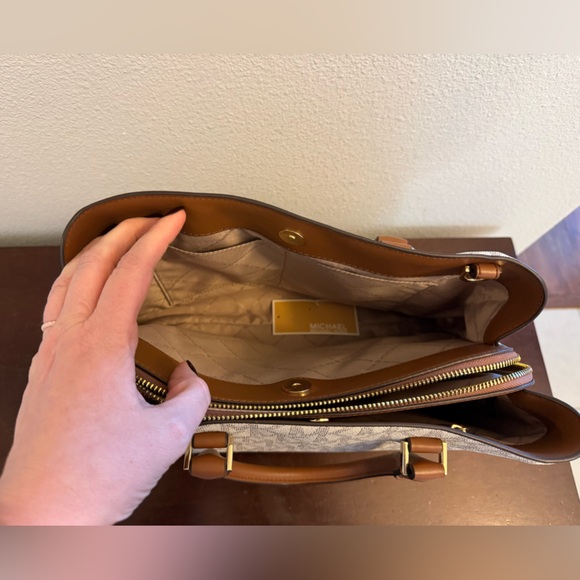 Michael Kors Savannah Large Satchel Cream and Brown Signature Tote - Picture 6 of 10